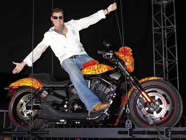 Jack Armstrong exibe a moto Harley-Davidson 'Cosmis Starship'