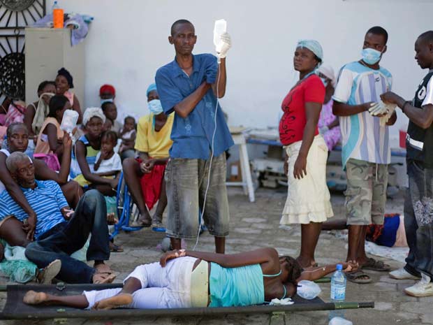 Haitianos infectados com cólera aguardam atendimento em hospital de Saint Marc