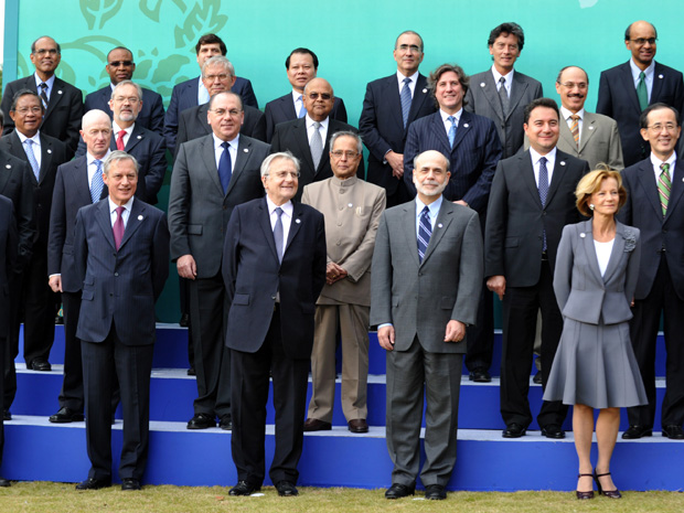 Ministros de Finanças e presidentes de Bancos Centrais posam para foto na Coreia do Sul. 