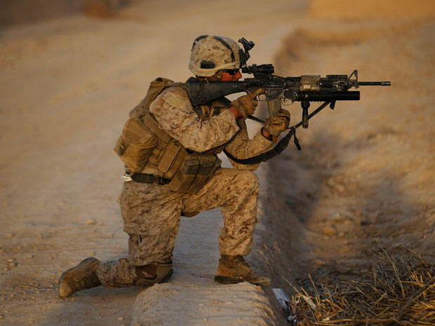 Militar americano assume posição de combate durante patrulha em Nabuk, no Afeganistão