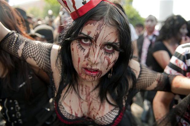 A ‘Zombie Walk’ (‘Marcha dos Zumbis’), como é conhecida, tem sido organizada em várias cidades do mundo.