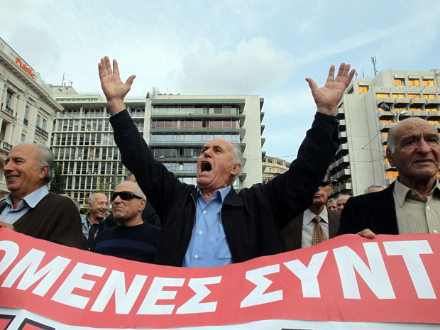 Aposentados gregos protestam nesta segunda-feira (25), no centro de Atenas, contra as reformas propostas pelo governo.