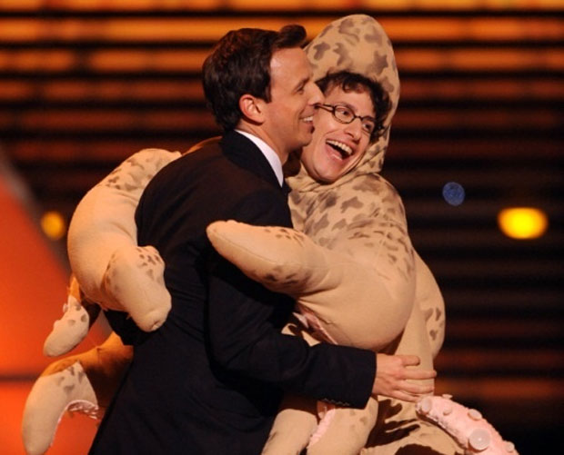 O humorista norte-americano Seth Meyers publicou uma foto onde ele é abraçado pelo ator Andy Samberg, vestido de polvo.