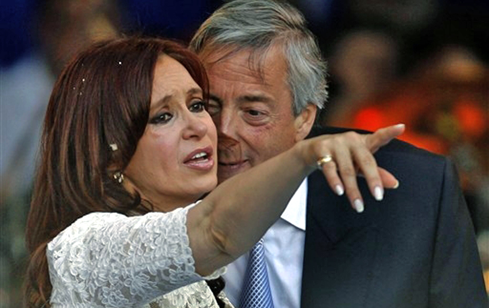 Néstor Kirchner conversa com sua mulher, Cristina, recém-eleita presidente da Argentina, durante comício em Buenos Aires, em dezembro de 2007. (Foto: Juan Mabromata/AFP)