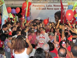 Presidente Lula celebra aniversário em frente ao Palácio da Alvorada