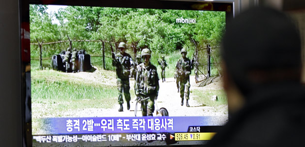 Em Seul, homem assiste nesta sexta-feira (29) a noticiário relatando o tiroteio na fronteira das Coreias.