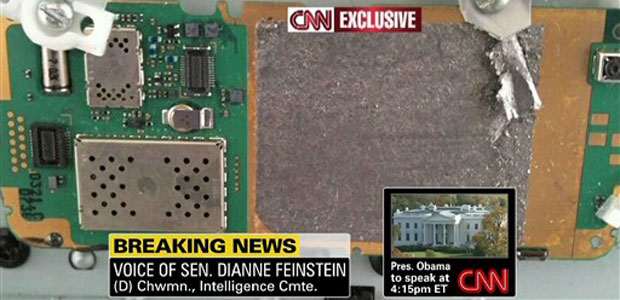 Imagens da CNN mostram o que seria parte do artefato explosivo achado em avião interceptado no Reino Unido nesta sexta-feira (29).