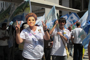Militante com máscara de Dilma durante a concentração