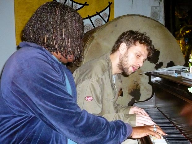 Milton Nascimento e o multi-instrumentista Leo Fernandes na casa do cantor, no Rio. Dueto em 'I'd have you anytime' vai abrir álbum-tributo ao ex-beatle George Harrison