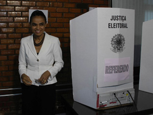 Marina Silva votou também no referendo sobre o fuso horário do estado