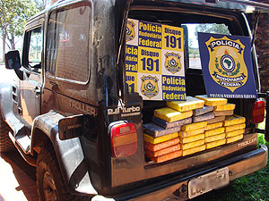 Policiais encontraram 80 tabletes de cocaína no carro