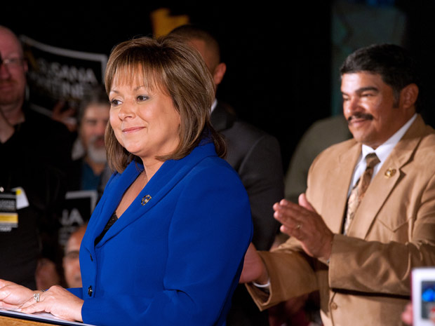 A governadora eleita do Novo México, Susana Martinez, dá entrevista nesta terça-feira (2) em Las Cruces, com seu marido, Chuck Franco, ao fundo.
