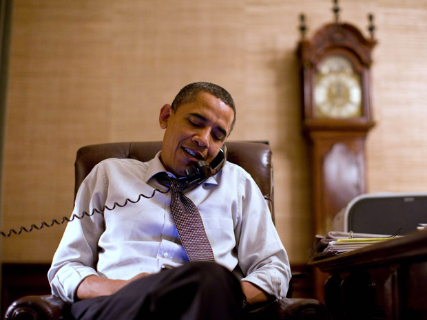 O presidente dos EUA, Barack Obama, telefona para o futuro presidente da Câmara de Representantes, John Boehner, na noite desta terça-feira (2) na Casa Branca.