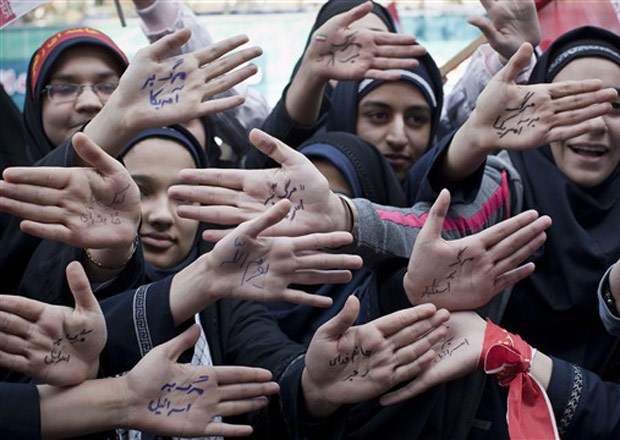Estudantes mostram palmas das mãos, com slogasn anti-EUA e anti-Israel, nesta quinta-feira (4), durante protesto em Teerã.