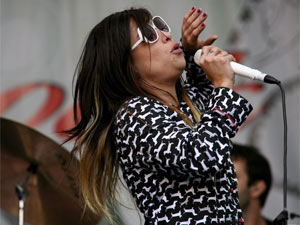 A cantora Pitty durante show na Virada Cultural em São Paulo