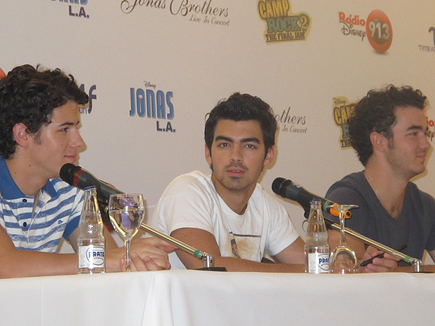 Nick, Joe e Kevin, durante coletiva de imprensa realizada na manhã deste sábado (6) em São Paulo
