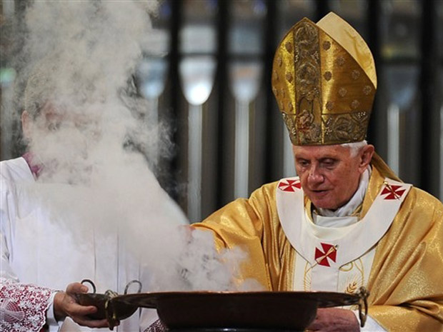Bento XVI prepara um turíbulo durante celebração na Igreja da Sagrada Família, em Barcelona, neste sábado (7)
