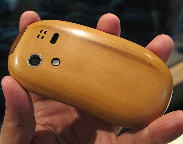 A companhia japonesa NTT Docomo anunciou nesta segunda-feira o lançamento de uma série limitada de celulares feitos de madeira. Serão vendidos apenas 15 mil aparelhos para clientes da operadora.