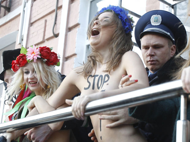 Ativistas de organização feminista são detidas nesta terça-feira (9) em frente ao QG da polícia em Kiev, capital da Ucrânia.