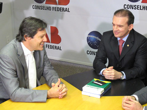 O ministro Fernando Haddad em visita a Ophir Cavalcante, presidente da OAB