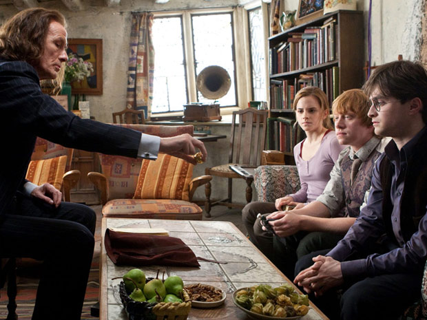 Os atores Daniel Radcliffe, Emma Watson e Rupert Grint em cena de 'Harry Potter e as relíquias da morte: parte 1'