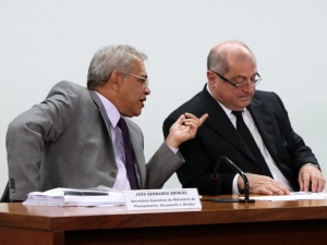 Secretário executivo do Ministério do Planejamento, João Bernardo Bríngel, e o ministro do Planejamento, Paulo Bernardo, durante audiência na comissão de Orçamento.