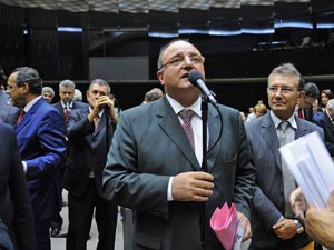 O líder do governo, Candido Vacarezza (PT-SP), no plenário da Câmara, em imagem de arquivo 