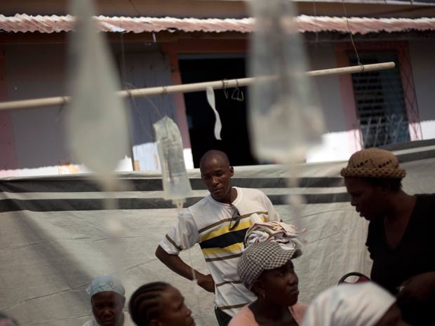 Haitianos infectados com cólera recebem tratamento em hospital de Saint Marc