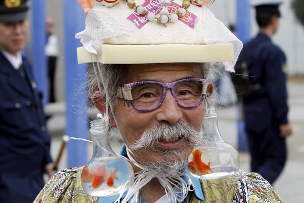 Eijiro Miyamae usou um par de brincos com peixes vivos.