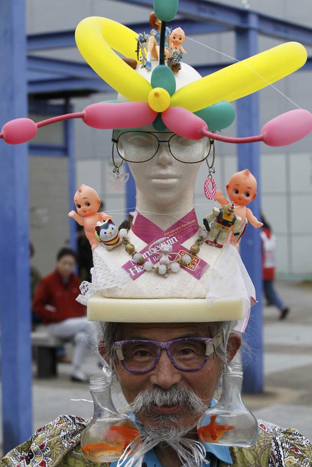 Eijiro Miyamae exibe seu chapéu criativo.