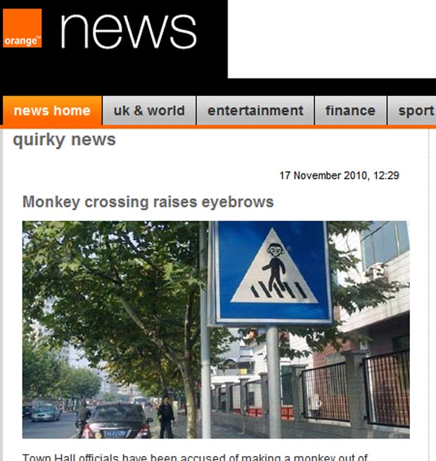 Uma sinalização de trânsito provocou polêmica em Hangzhou, na China, por apresentar a imagem de um macaco atravessando a faixa de pedestres, segundo o site britânico 'Orange News'.