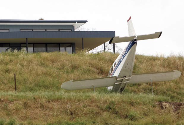 Glenn Knight  gastou mais de US$ 2 mil para comprar o avião e instalá-lo.