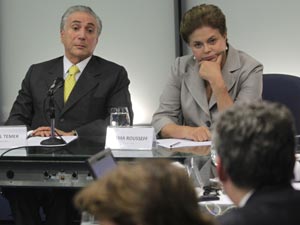 A presidente eleita Dilma Rousseff e o vice Michel Temer durante reunião da equipe de transição de governo que discutiu em Brasília medidas de combate à pobreza