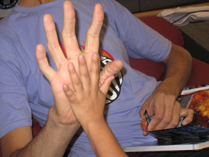 A mão do turco também é considerada a maior do mundo, segundo o Guinness Book.