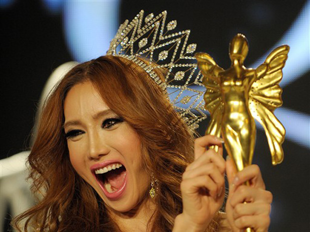 Mini celebra sua vitória no concurso, na madrugada desta sexta-feira (19), em Pattaya, na Tailândia.