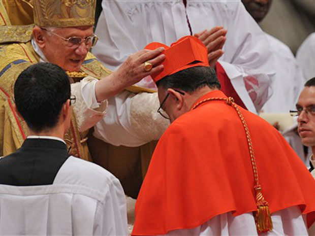 Raymundo Damasceno Assis recebe barrete vermelho do papa Bento XVI