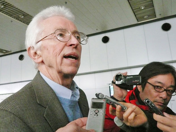 Siegfried Hecker fala com a imprensa no aeroporto de Pequim, ao voltar da Coreia do Norte, em 13 de novembro
