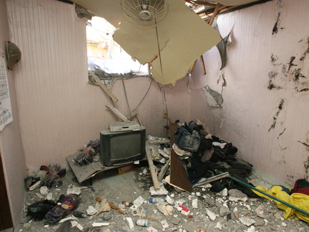 Escombros de uma das casas de civis atingidas pelo bombardeio norte-coreano na ilha de Yeonpyeong na terça-feira (23).