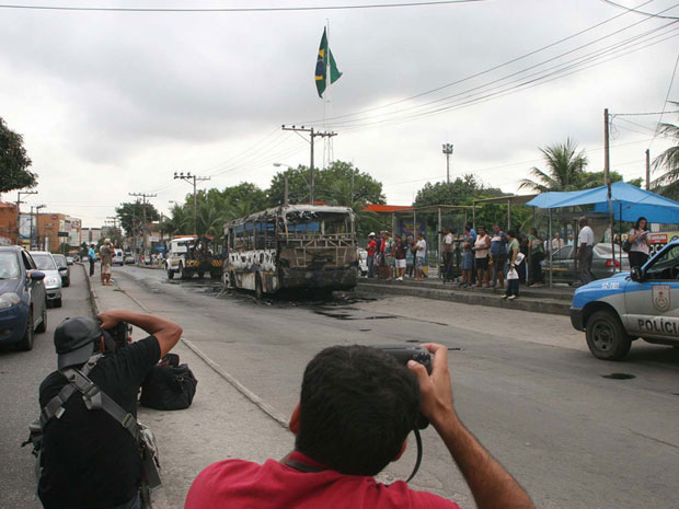 Ônibus incendiado  próximo da estação do metrô de Vicente de Carvalho, na zona norte do Rio de Janeiro.