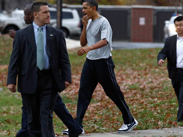 Barack Obama caminha com a mão na boca após levar pancada durante jogo de basquete