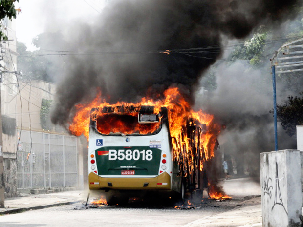 Ônibus é incendiado no subúrbio do Rio nesta sexta
