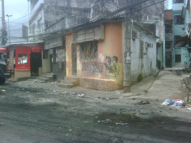 A reportagem do G1 entrou, no começo da tarde desta sexta-feira (26), na Vila Cruzeiro, na Zona Norte do Rio de Janeiro. A área foi ocupada pelo Bope na quinta-feira. Nesta manhã, um corpo e 60 motos queimadas foram encontradas na VIla Cruzeiro. 