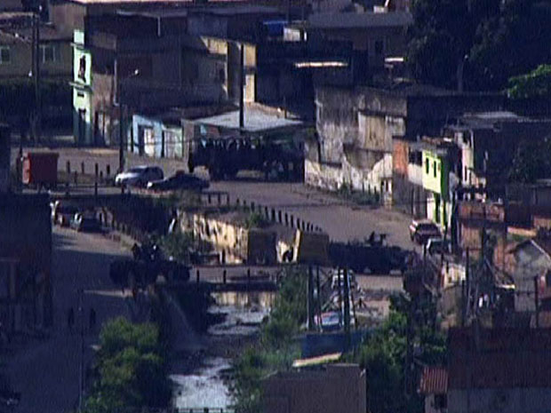Blindados começam a se movimentar na Favela do Alemão