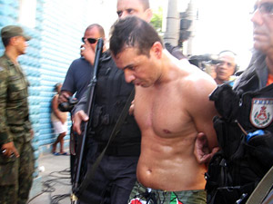 O traficante Filé é preso durante a operação policial no Conjunto de favelas do Alemão