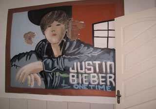 Painel do cantor Justin Bieber estava pintado no quarto que seria dos filhos do traficante