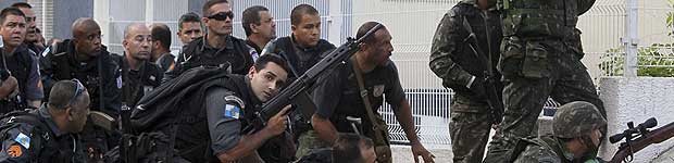 Policiais e militares participaram da ação que ocupou o conjunto de favelas