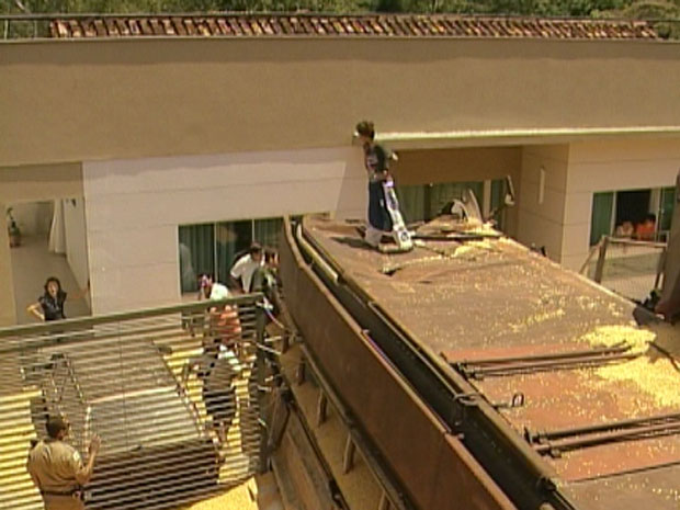 Vagão carregado de milho invadiu sacada de uma casa