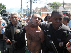 O traficante Zeu foi preso no Conjunto de Favelas do Alemão, no Rio de Janeiro, no domingo (28) (Foto: Carolina Iskandarian/G1)