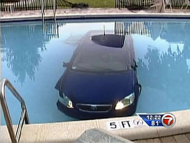 Charles Marckenson parou o carro dentro de uma piscina.