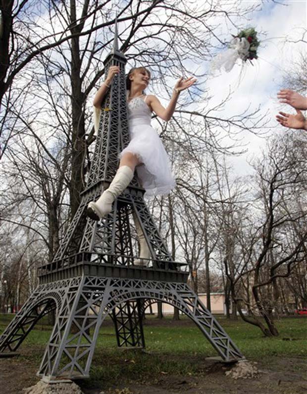Torre Eiffel local serve, inclusise, de cenário para fotos de noivas.